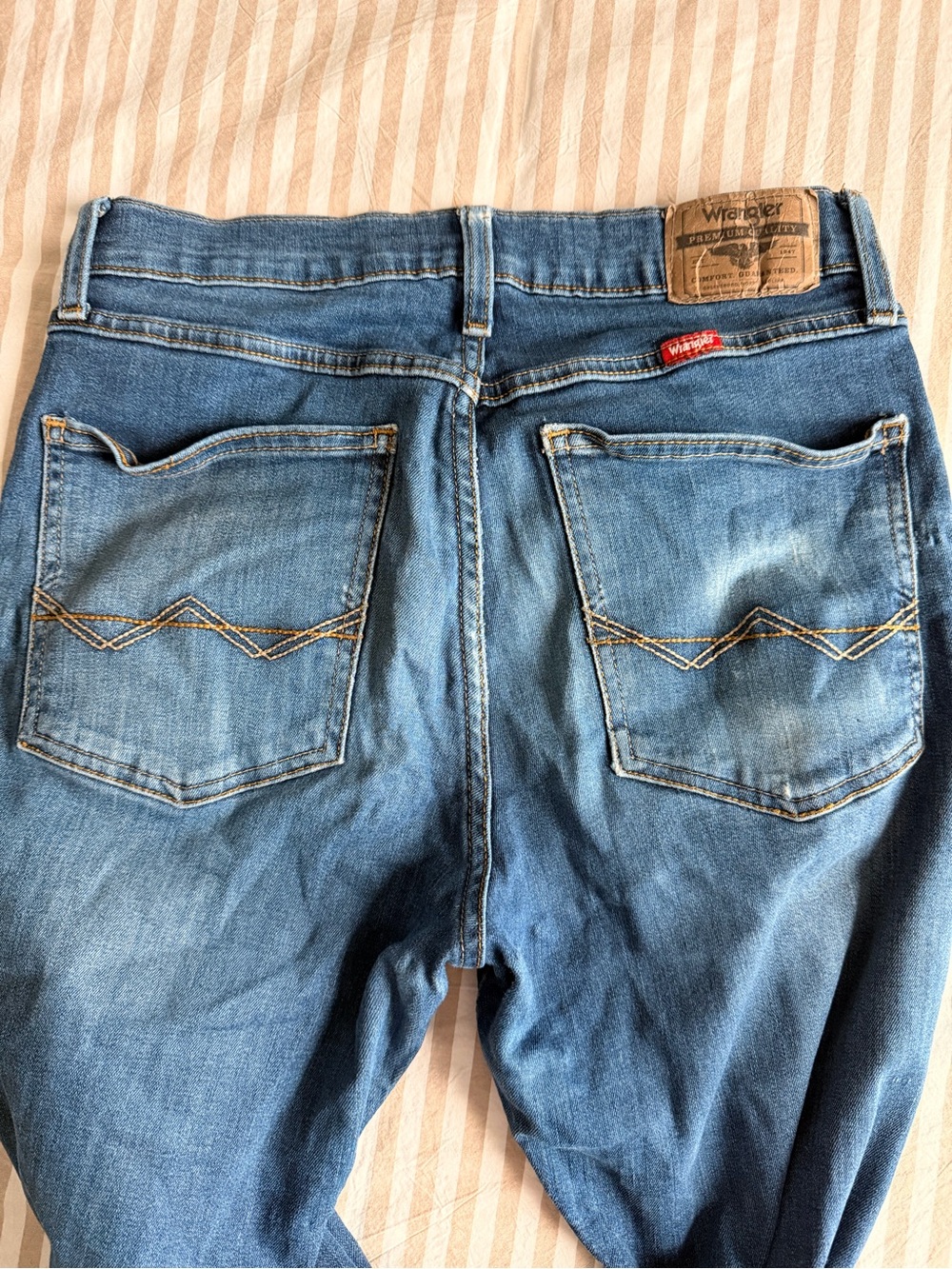 Wrangler Men's Light Blue Relaxed Denim Jeans with Back Pocket Stitch